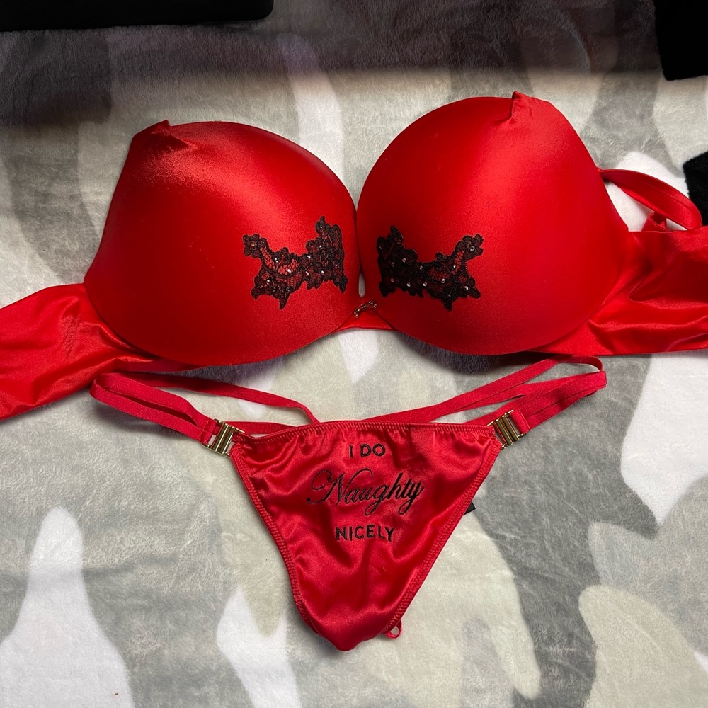 Victoria’s Secret pushup bra 34DDD and vstring set M.